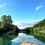 Riverside فيلة بيهاتش
